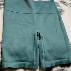 TNA Body countour bike shorts